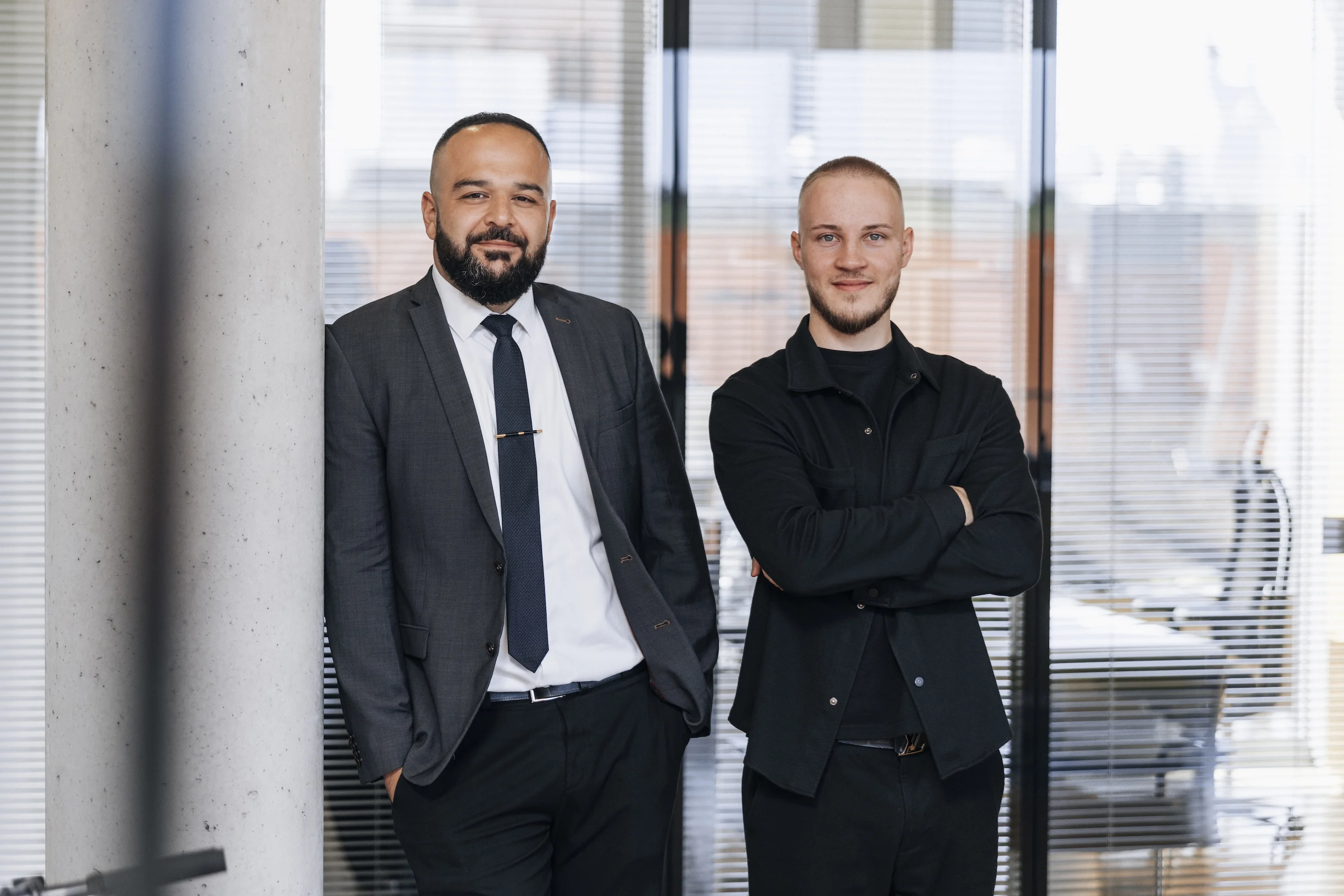 Güney Behrwind (Fachanwalt für Strafrecht) und Nicolas Weisz (Rechtsanwaltsfachangestellter)